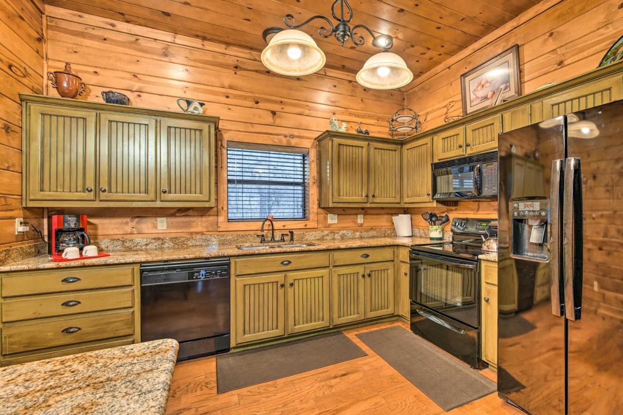 Broken Bow Cabin With Deck, Hot Tub And Fire Pit! ภายนอก รูปภาพ