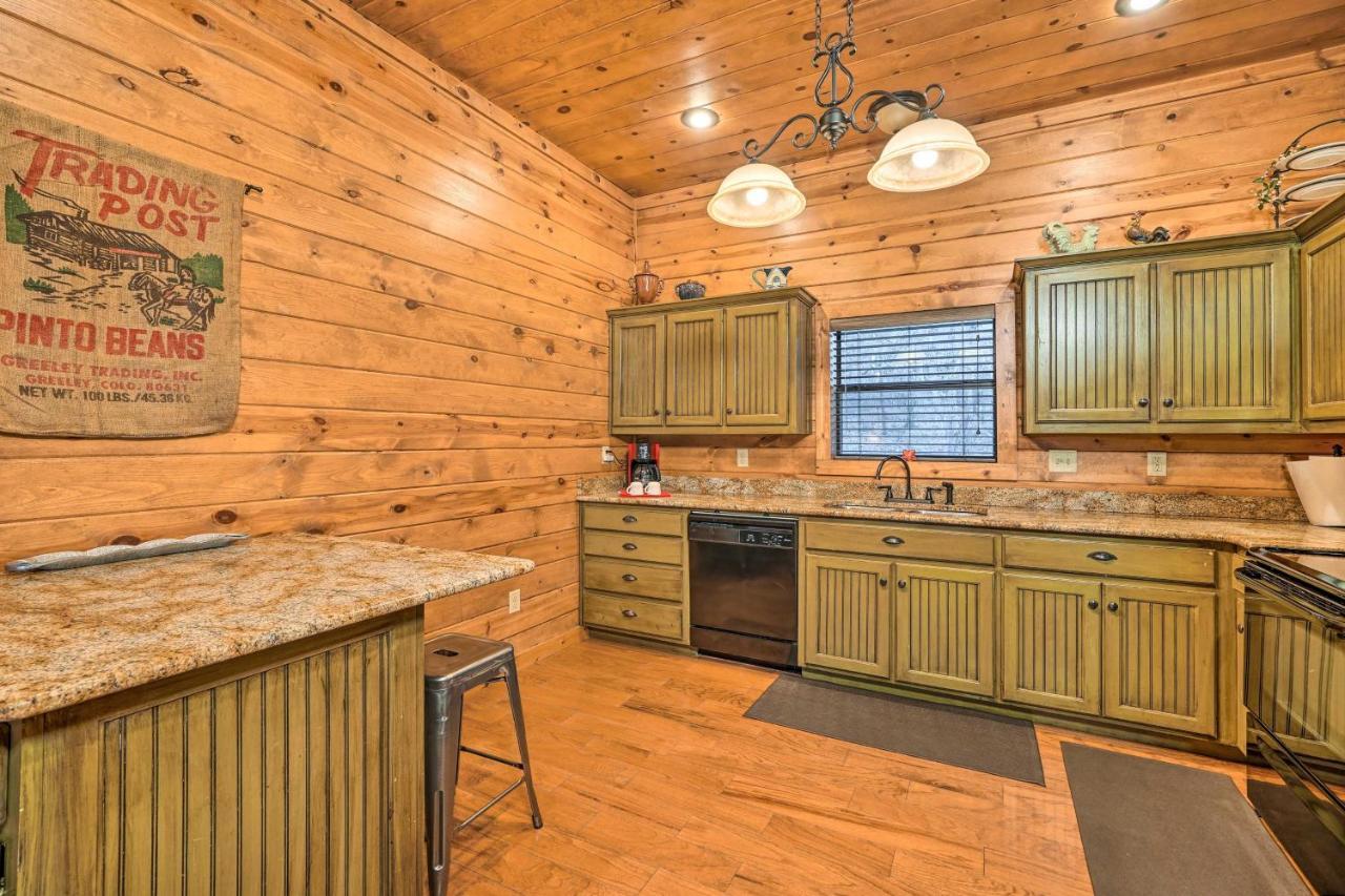 Broken Bow Cabin With Deck, Hot Tub And Fire Pit! ภายนอก รูปภาพ