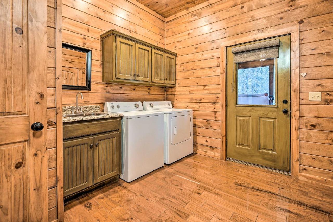 Broken Bow Cabin With Deck, Hot Tub And Fire Pit! ภายนอก รูปภาพ