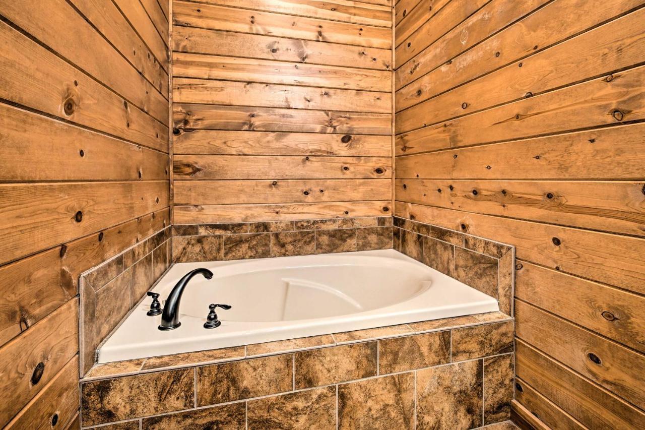 Broken Bow Cabin With Deck, Hot Tub And Fire Pit! ภายนอก รูปภาพ
